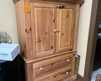#21- $250 - Pine bar/cabinet entretainement 42x20x63	