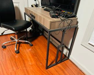 #61 - Grainy brown desk 2 drawers 40x17x30