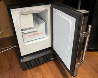 #27 - $120 Edgestar ice maker 15Wx17Dx24T -Model # 1B12056 -2021 	