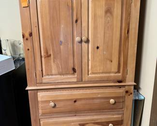 #21- $250 - Pine bar/cabinet entretainement 42x20x63	