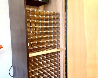 Stand alone wine fridge. Closes and seals, no key. We are told it works, but have yet to plug in. PLEASE TRY BEFORE YOU BUY! 