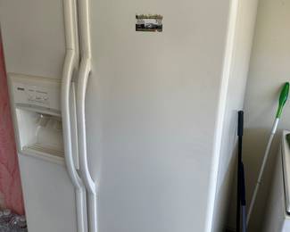 Refrigerator with ice maker