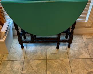 Drop leaf table 