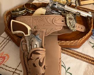 Toy holster ans gun 