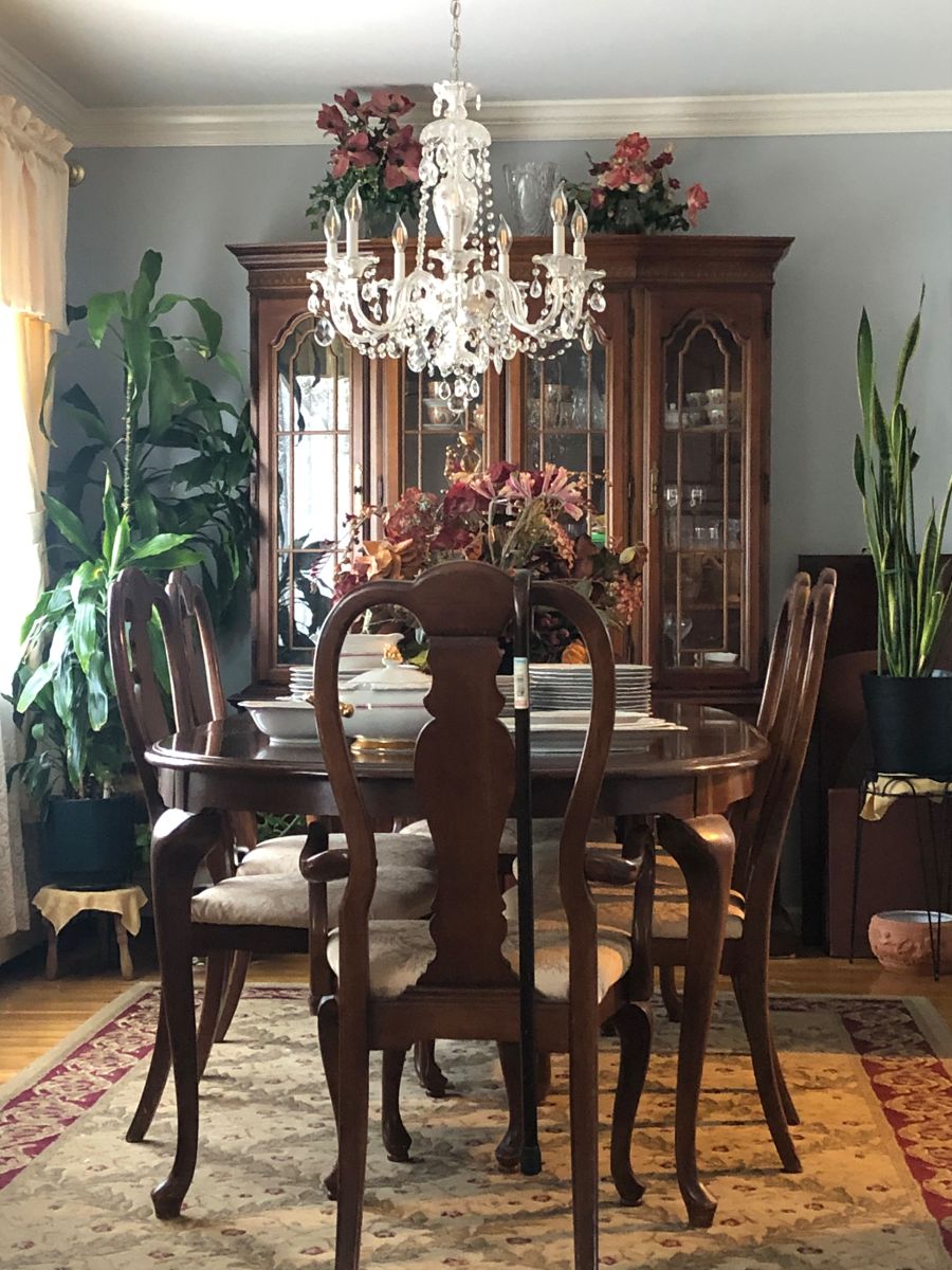 beautiful Bernhardt dining room. Ready to upgrade just in time for the holidays at pennies on the dollar.