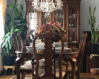 beautiful Bernhardt dining room. Ready to upgrade just in time for the holidays at pennies on the dollar.