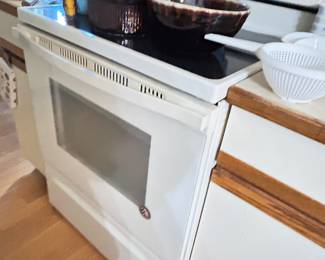 Whirlpool electric range / oven 30" white