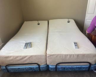 Tempurpedic Kingsize bed. Twin XL make it up. Can buy separately or together. King sheets do fit the set!