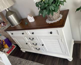 $340 Haverty's server 59x20x37