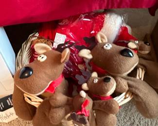 Do y'all remember these Hallmark reindeers? I still think they're so dang cute
