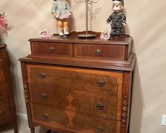 This dresser does not match but blends with rest of set