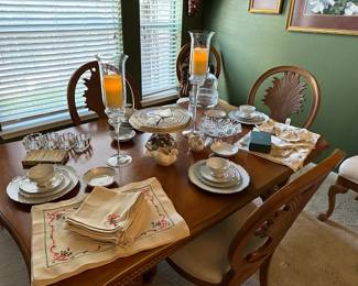 Gorgeous dining table with a total of six chairs and 2 extra leaves (currently set up to be a 4-chair table)