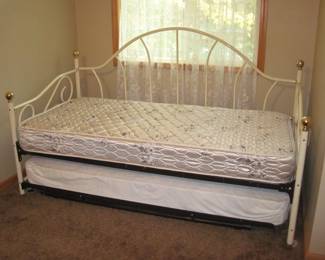 White Spindle Trundle Day Bed