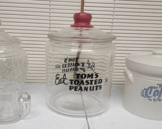 Toms toasted Peanuts Glass Jar