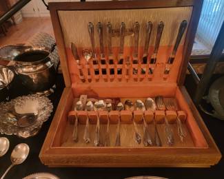 Wm. Rogers & Son "Exquisite" Flatware Set