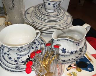 Royal Doulton Yorktown blue & white china
Stirrers are sold