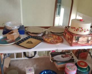 Vintage tins, Tin cake holder 