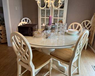  Very Nice Dining Table, 6 chairs