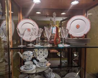 Waterford Sheila fluted glasses, Waterford wine glasses, 7 Fitz and Floyd Regency dinner plates