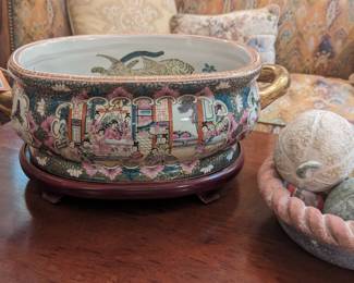 Chinese Famille Rose Medallion Porcelain Foot Bath