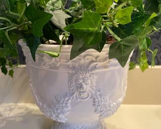 Museum Mottahedeh urn/planter 