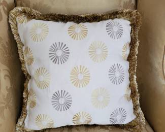 2 pillows with matching vanity bench. $95