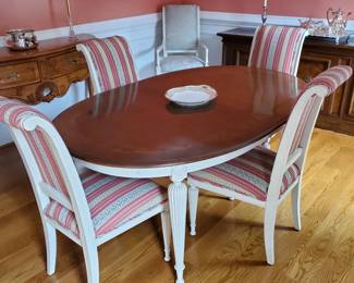 Tomlinson dining room table with 2 leaves and 6 chairs. Table is 44"W x 69"L before addition of leaves. $1350