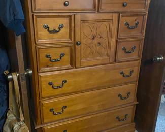 Chest of Drawers in Bedroom Set
