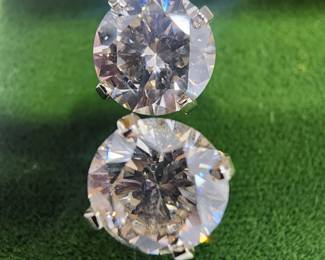 2 kerat each.
Studds.