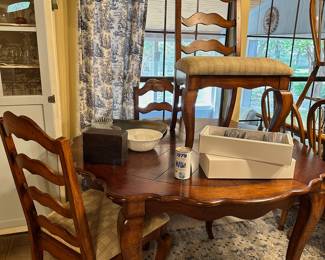 Dining Table with leaf and 4 chairs
