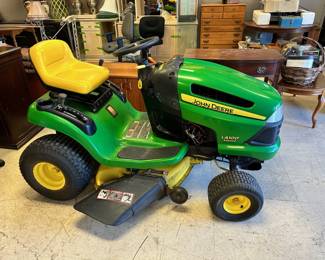 John Deere LA100 5 Speed Riding Lawn Mower