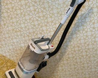 16 Shark LiftAway Vacuummin