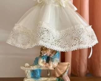 16 Kissing Kids Table Lampmin