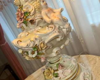 16 Capodimonte Cherub Table Lamp Detailmin
