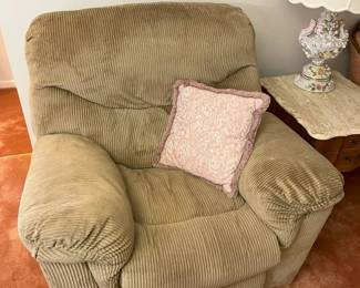 16 Broad Wale Corduroy XL Power Reclinermin