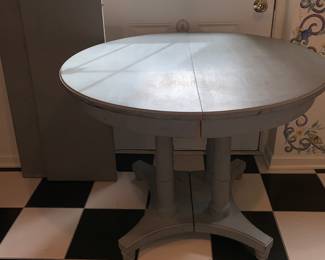 Vintage round dining table. With 2 leaves. 