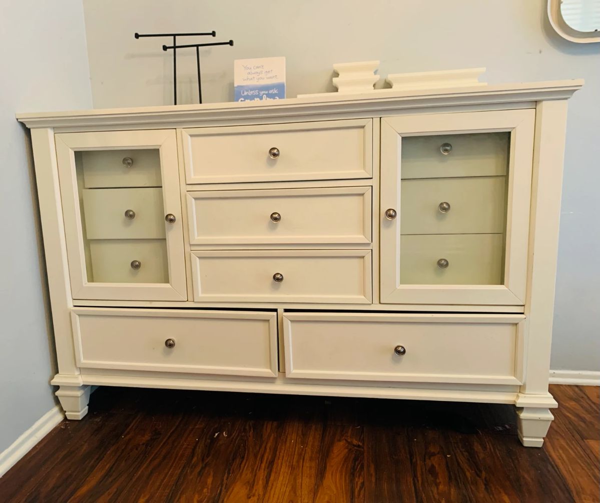 Menifee Estate Sale 12/7, 12/8, 12/9 starts on 12/7/2023