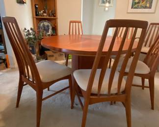 SKOVBY #33 DINING TABLE
Patented round Skovby #33 dining table with 3 folding leaves stored in base
The dining table can be extended from four to six seats comfortably.&nbsp;
48" - 58" D x 29" H
made in Denmark &nbsp;