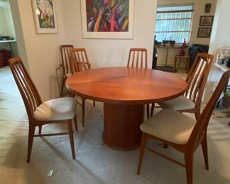 SKOVBY #33 DINING TABLE
Patented round Skovby #33 dining table with 3 folding leaves stored in base
The dining table can be extended from four to six seats comfortably.&nbsp;
48" - 58" D x 29" H
made in Denmark &nbsp;