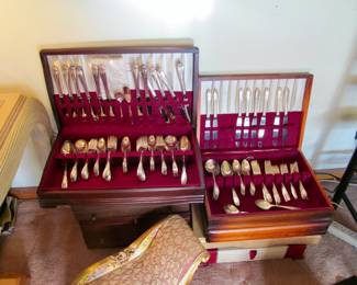 SETS OF SILVER AND GOLD PLATE FLAT WEAR