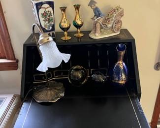 DETAILING OF CHINOISERIE, DESK