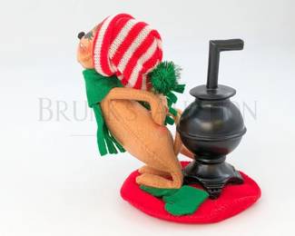 ANNALEE MOBILITEE MOUSE, STOVE USA 2009 7" WARMING UP BY A PO...