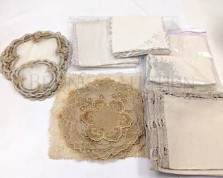GROUP OF VINTAGE CROCHET LACE DOILIES/NAPKINS DOILIES : VARIO...