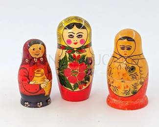 (3) RUSSIAN NESTING DOLLS HAND PAINTED (1) (5PC) NESTING DOLL,...