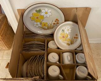 Yellow/White/Orange Floral Design Stoneware Dinnerware Set - Made in Japan