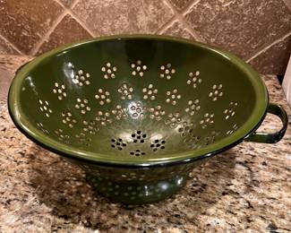 Enamel coated colander