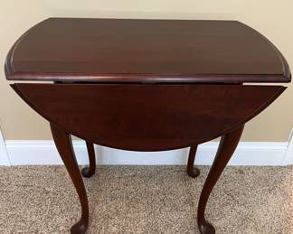 Drop leaf table