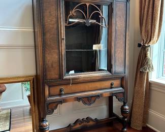 G25 - $175 - Display / China Cabinet. Solid wood - Very Good vintage condition!Measures.