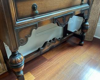 G25 - $175 - Display / China Cabinet. Solid wood - Very Good vintage condition!Measures.