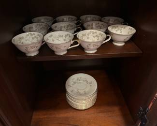 H10 - $195 - Heinrich H & Co. Selb Bavaria Germany. Service for 12. "Windblown"